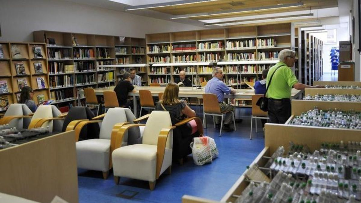 Usuarios en la biblioteca de Mieres. | A. V.