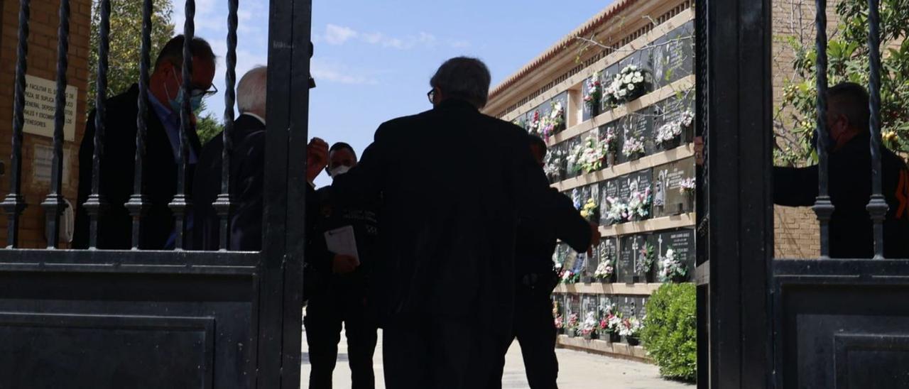 La familia de Benimàmet esperando en la puerta del cementerio. | G. CABALLERO