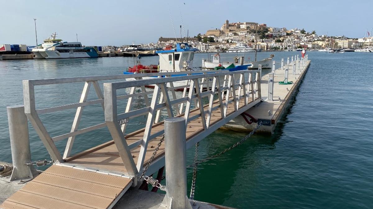 El nuevo pantalán del puerto de Ibiza, ya instalado.