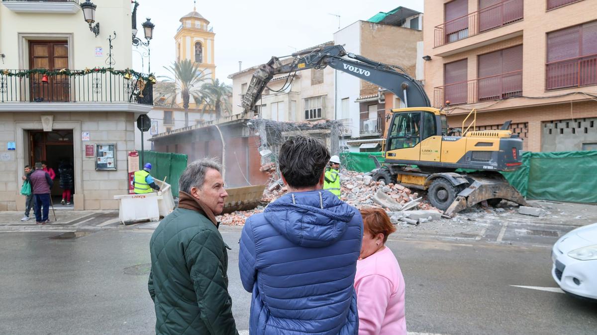 Fulgencio Gil contempla el desarrollo de la demolición, con San Cristóbal al fondo.