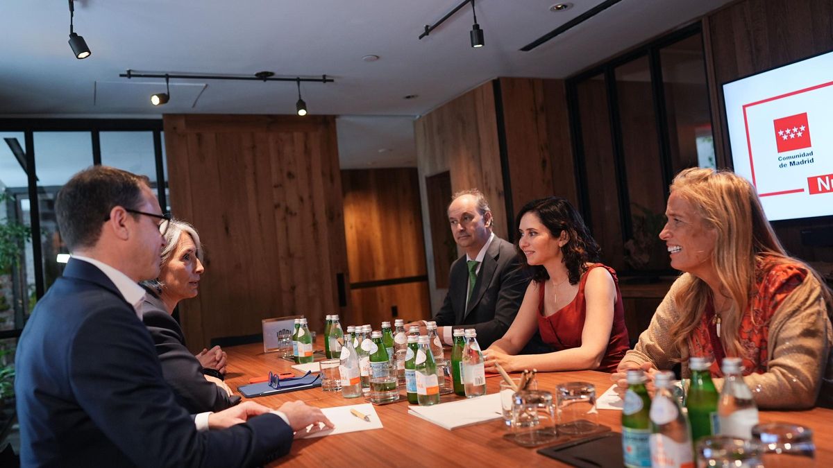 La presidenta de la Comunidad de Madrid, Isabel Díaz Ayuso, entre los consejeros de Digitalizacion, Miguel López-Valverde, y Economía, Rocío Albert, con directivos de Equinix, en Nueva York.