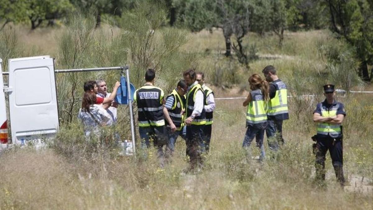 Agentes de la Policía durante la búsqueda de Pilar Cebrián cerca de su casa en Ricla.