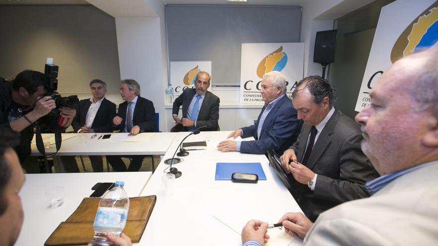 Una imagen del encuentro que Salvador Navarro mantuvo con la junta de Coepa.