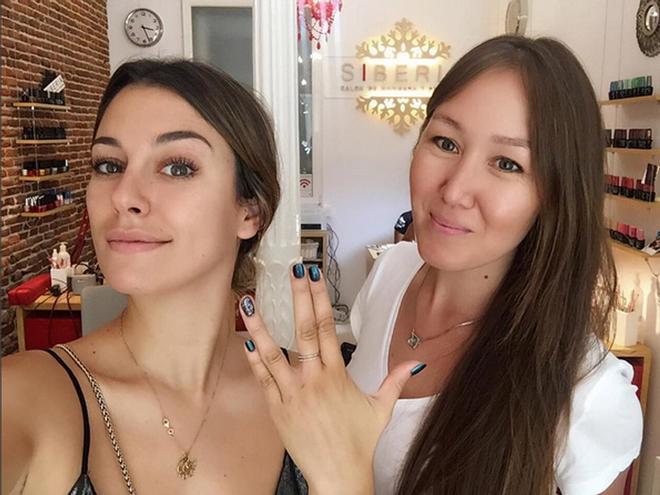 Blanca Suárez con manicura galáctica