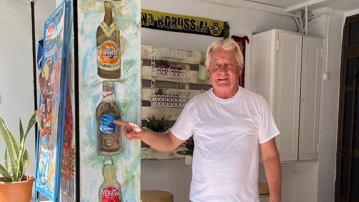 Volker Reitzig hat die Bierflaschen in seiner Bar an der Playa de Palma mittlerweile überklebt.