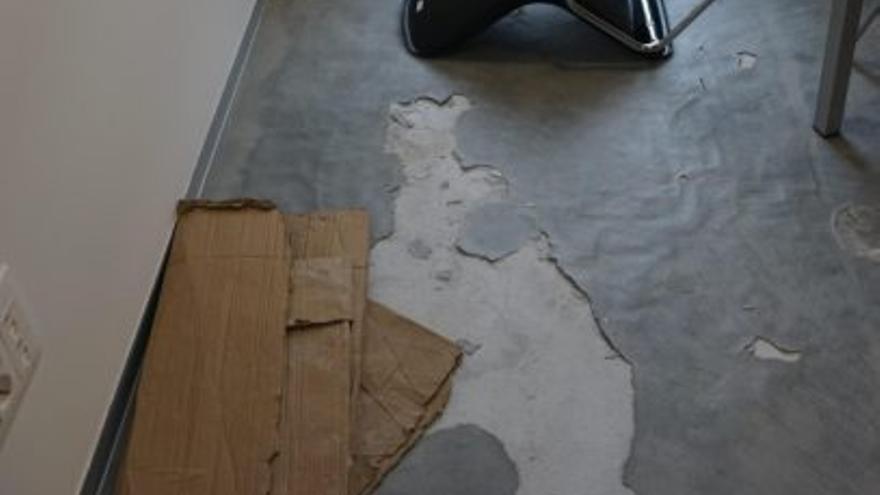 Daños en el suelo del centro cívico de O Birloque. | LOC