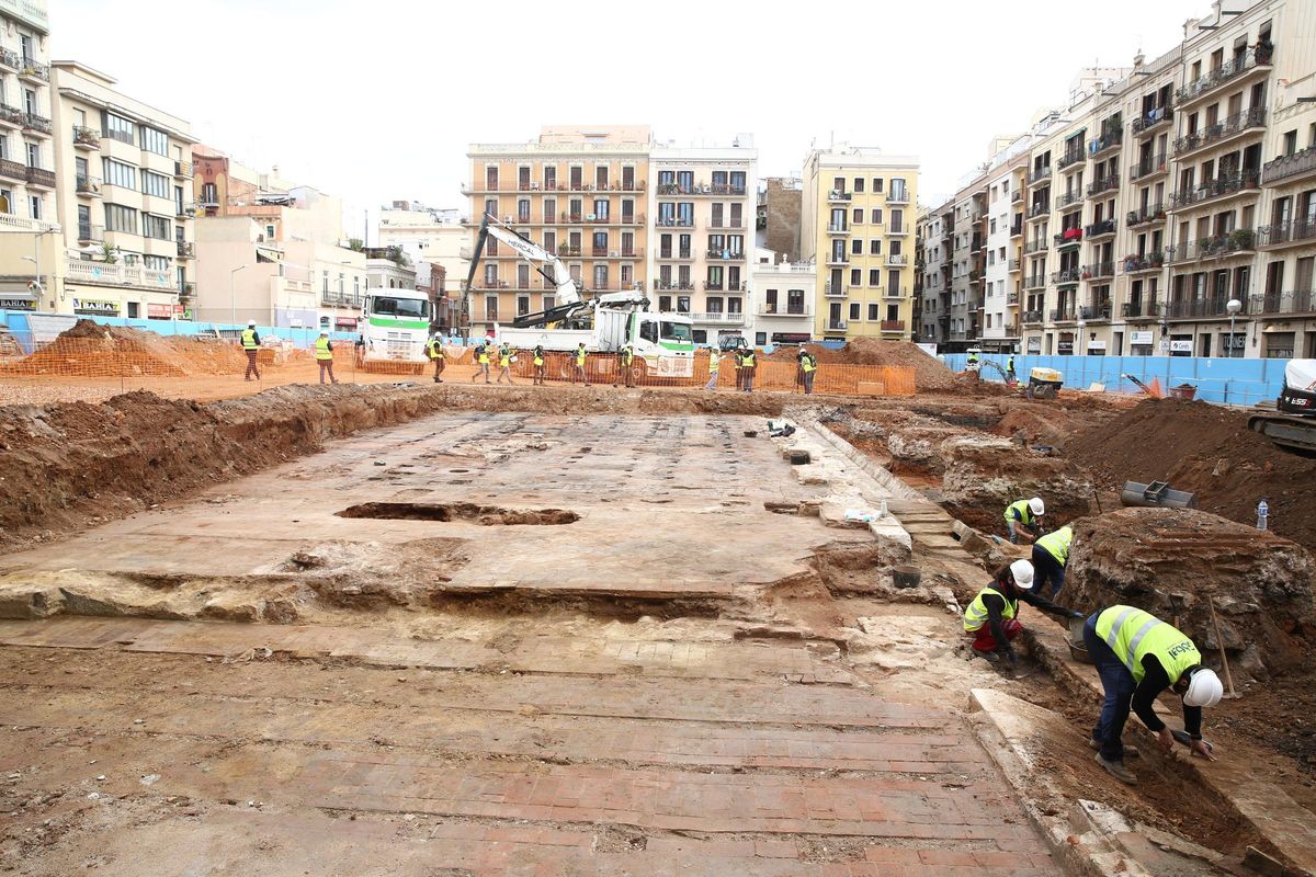 La excavación en el Mercat de lAbaceria deja al descubierto los primeros restos de la fábrica Puigmartí. Está previsto que la excavación arqueológica finalice a principios de abril