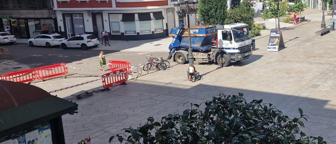 Un niño se esconde tras una farola ante la llegada de un camión a la zona peatonal de la plaza de Galicia. A la izquierda se aprecian las vallas que delimitan la entrada a Arzobispo Lago. |   //  M.M.
