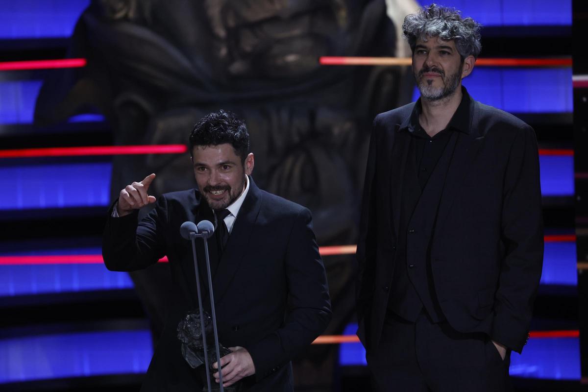 Los editores de cine, Andrés Gil (i) y Jaume Martí, tras recibir el Goya a ´Mejor montaje´ por su trabajo en ´La sociedad de la nieve´.