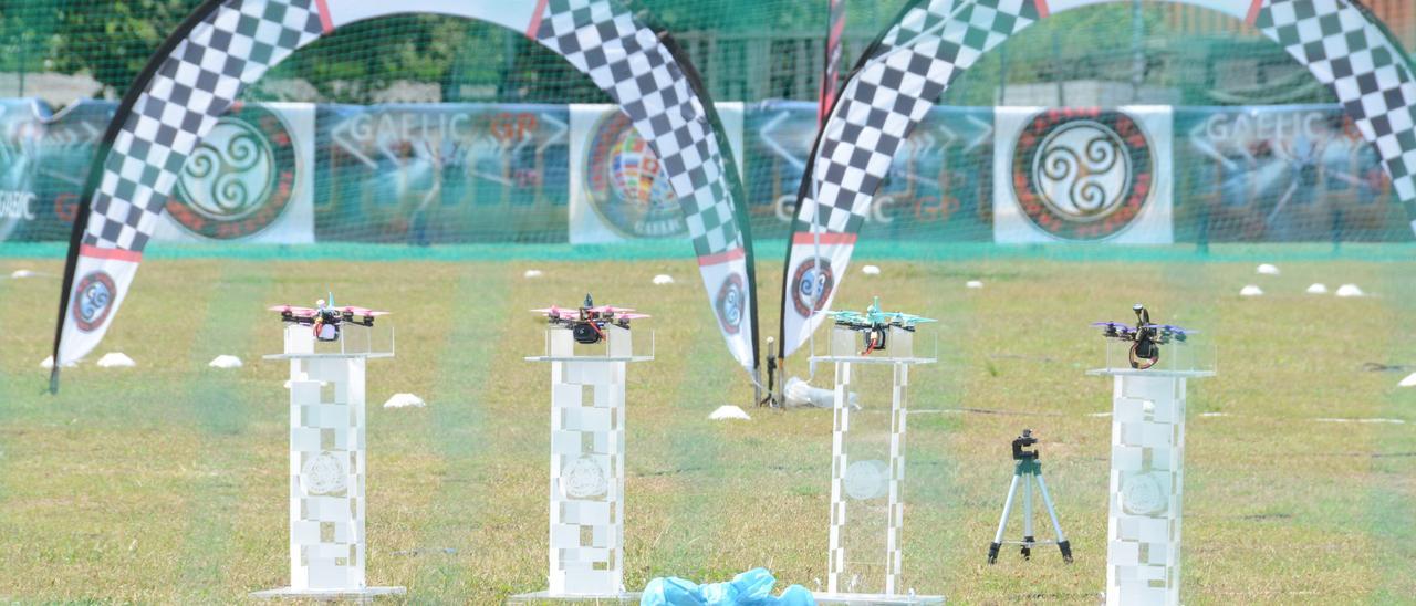 Un grupo de cuatro drones, a punto de despegar ayer en el campeonato de Bueu.