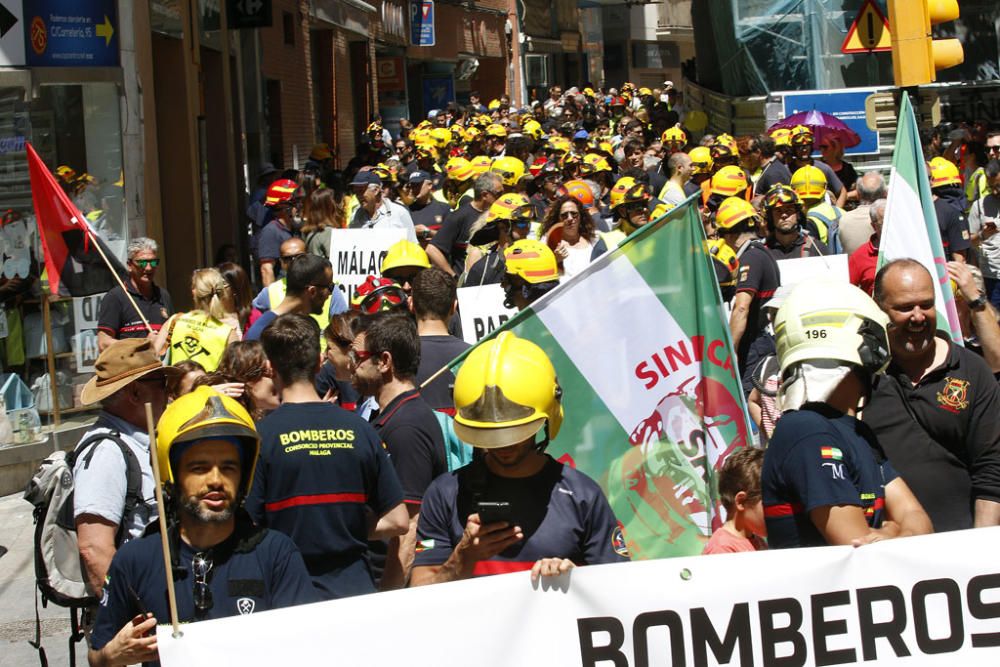 La manifestación, que partía del parque de bomberos de Martiricos, ha recorrido las calles de Málaga hasta llegar a la plaza de la Constitución