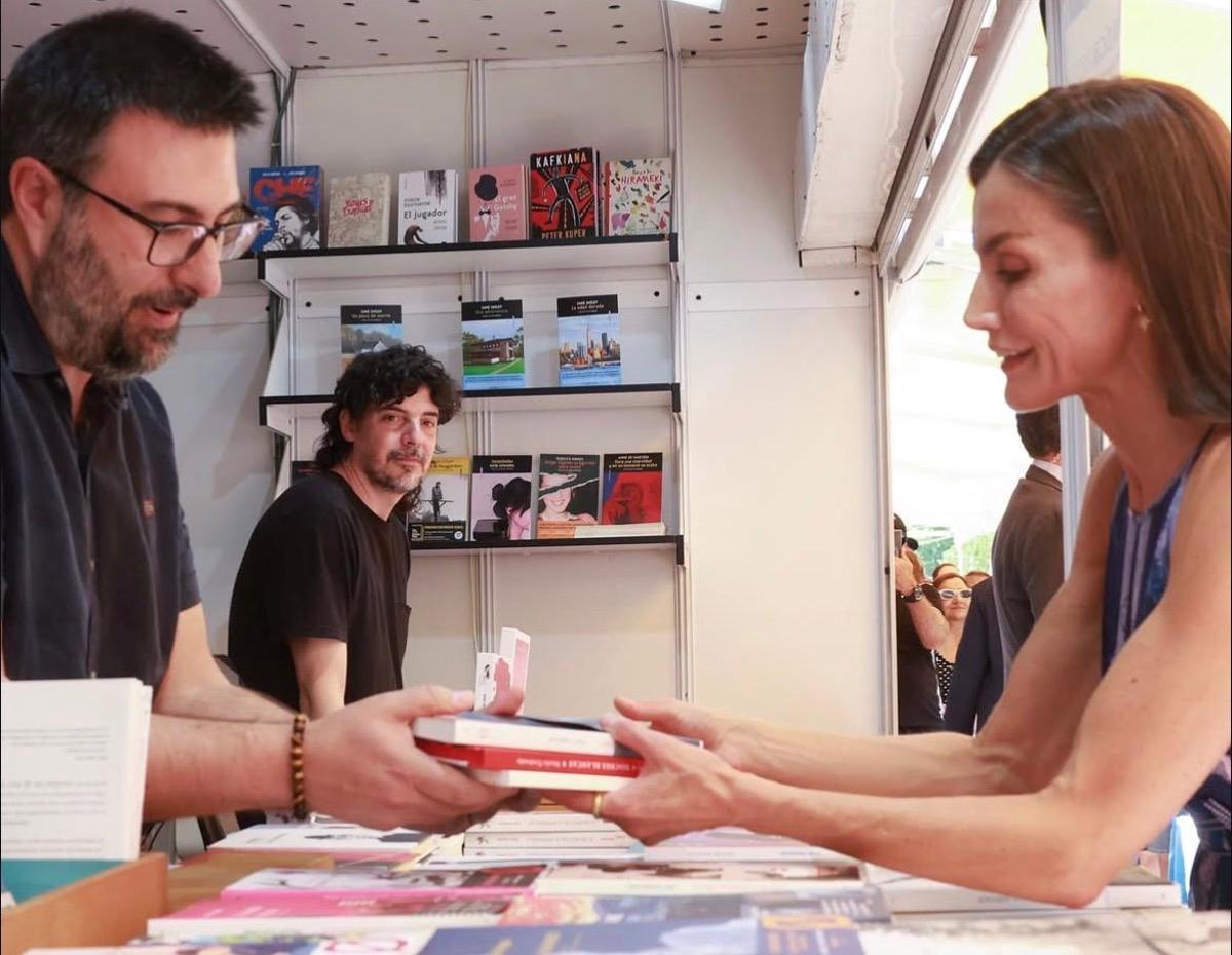 La Reina Letizia visita una de las casetas instaladas en el Parque del Retiro de Madrid con motivo de la Feria del Libro.