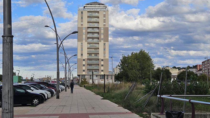 Un solar de Tulell con maleza y la valla en el suelo en una imagen reciente.