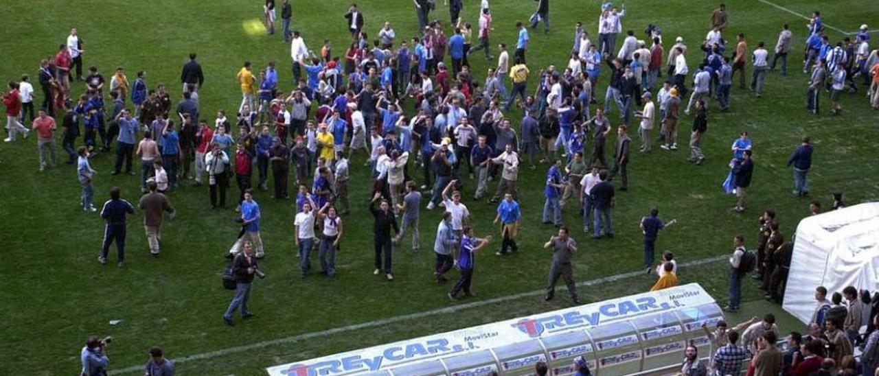 Invasión de aficionados al Tartiere, en el partido ante el Elche de 2002.