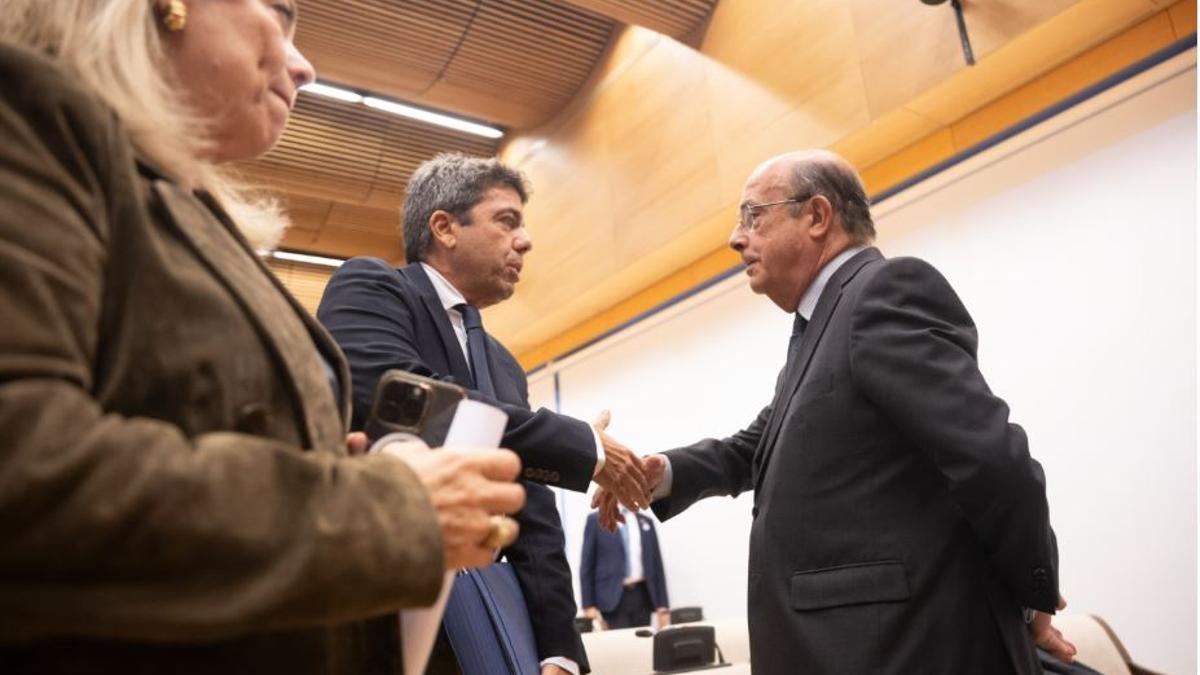 Mazón saluda a Gil Lázaro (Vox) en el Congreso.
