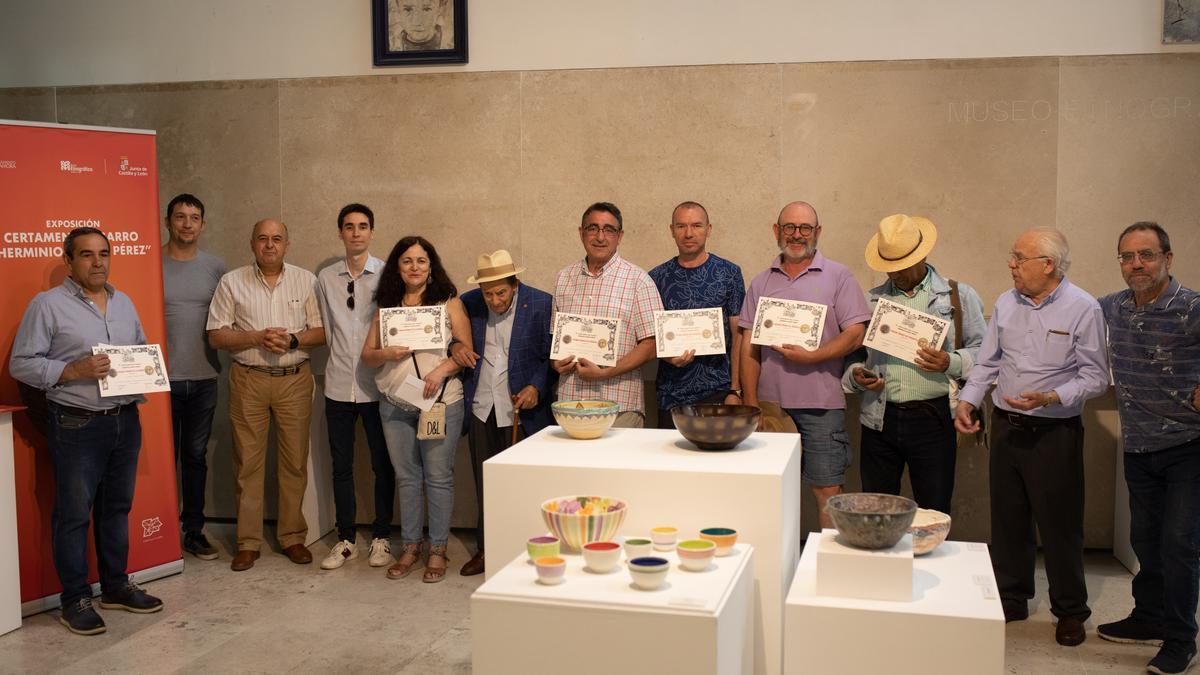 Ganadores e integrantes del jurado rodean al promotor del certamen, Herminio Ramos.