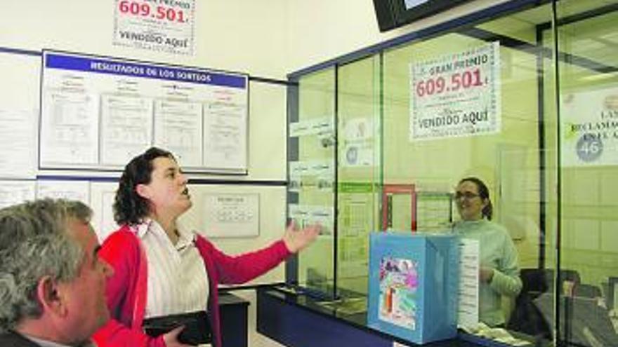 Clientes en la administración de loterías de Alcampo, el pasado marzo.