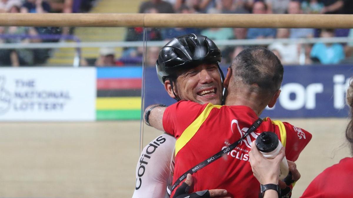 Maurice Eckhard celebró, a pie de pista, su medalla de plata en el Mundial.