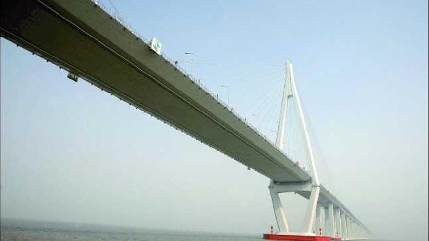 El puente, de 36 kilómetros, une las orillas norte y sur de la bahía de Hangzhou, en el este de China.