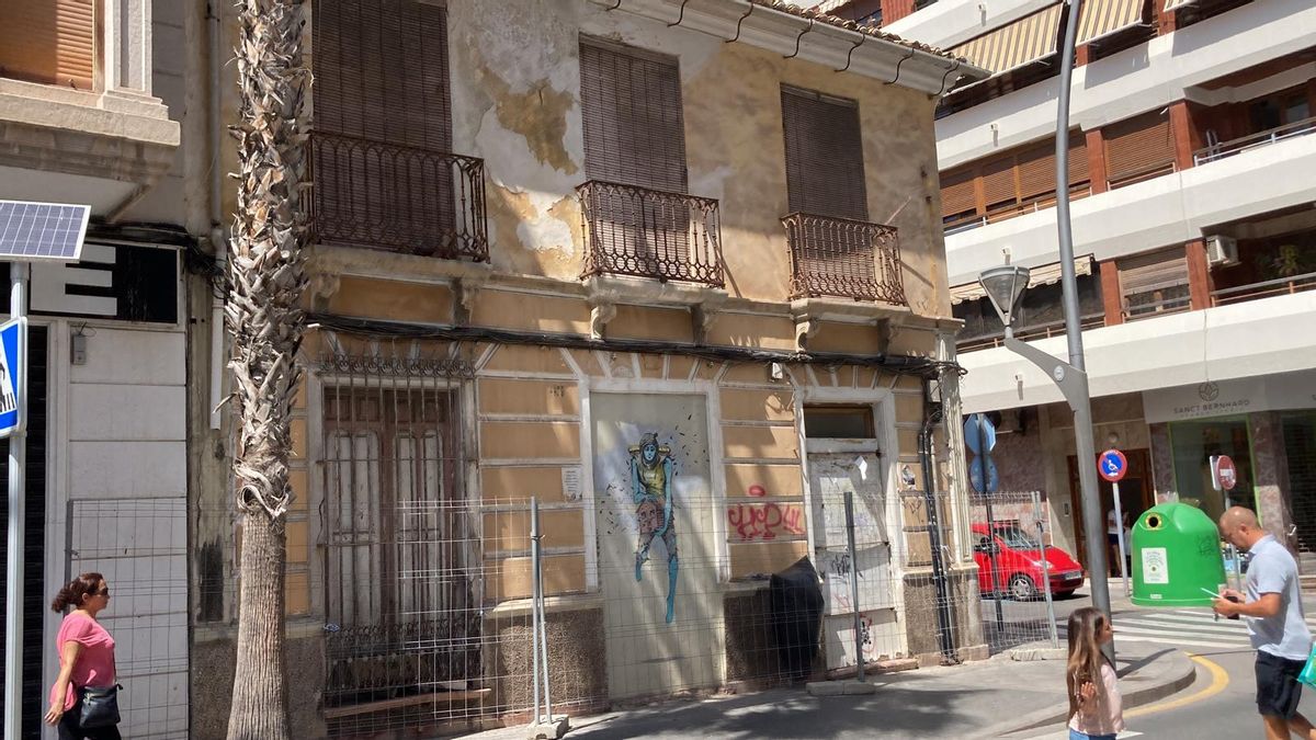Aspecto del edificio protegido en el centro de Torrevieja, con un vallado desde el mes de marzo