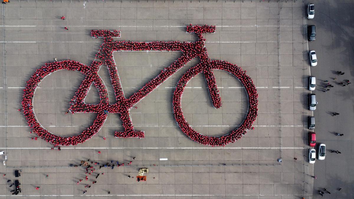 Chile forma la bicicleta humana más grande del mundo