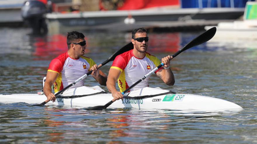 El gallego Cristian Toro (izq.) junto a su compañero Saúl Craviotto (dcha.), en la clasificación de ayer. // Efe