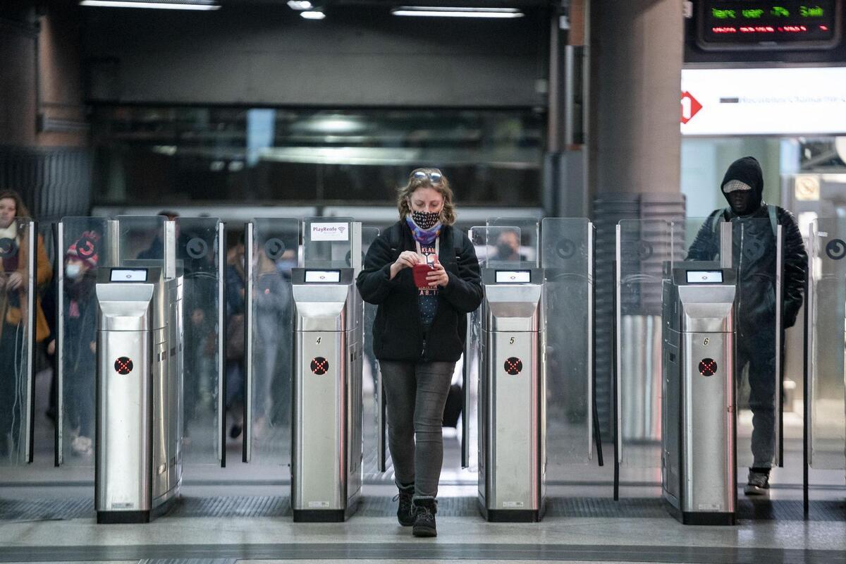 La mascareta deixarà «aviat» de ser obligatòria al transport: ¿és un bon moment ara?