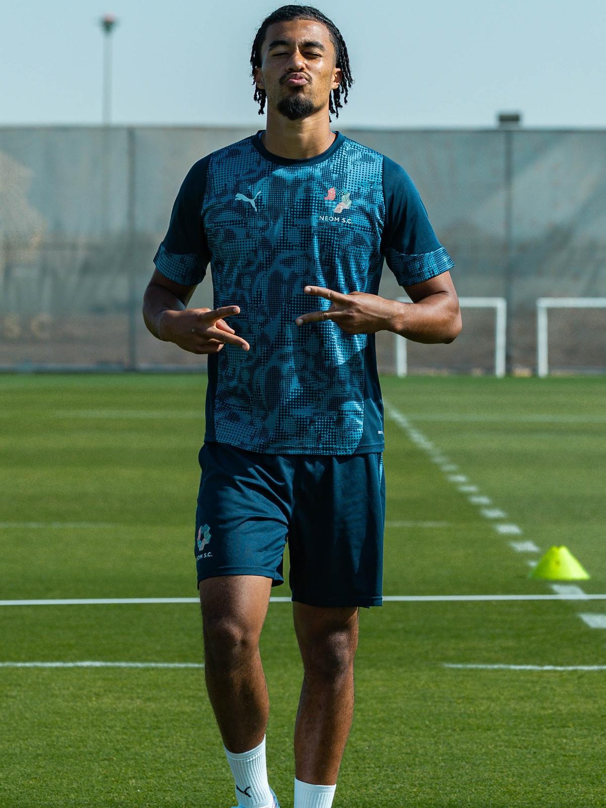 Nathan Zezé entrenando en Arabia