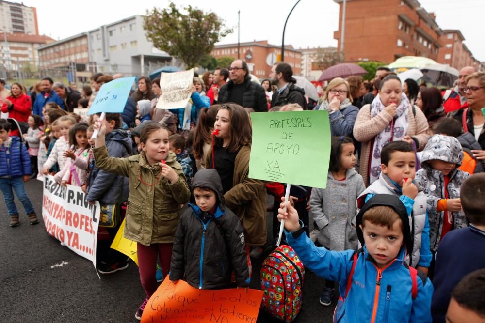 Manifestación frente al Colegio Montevil