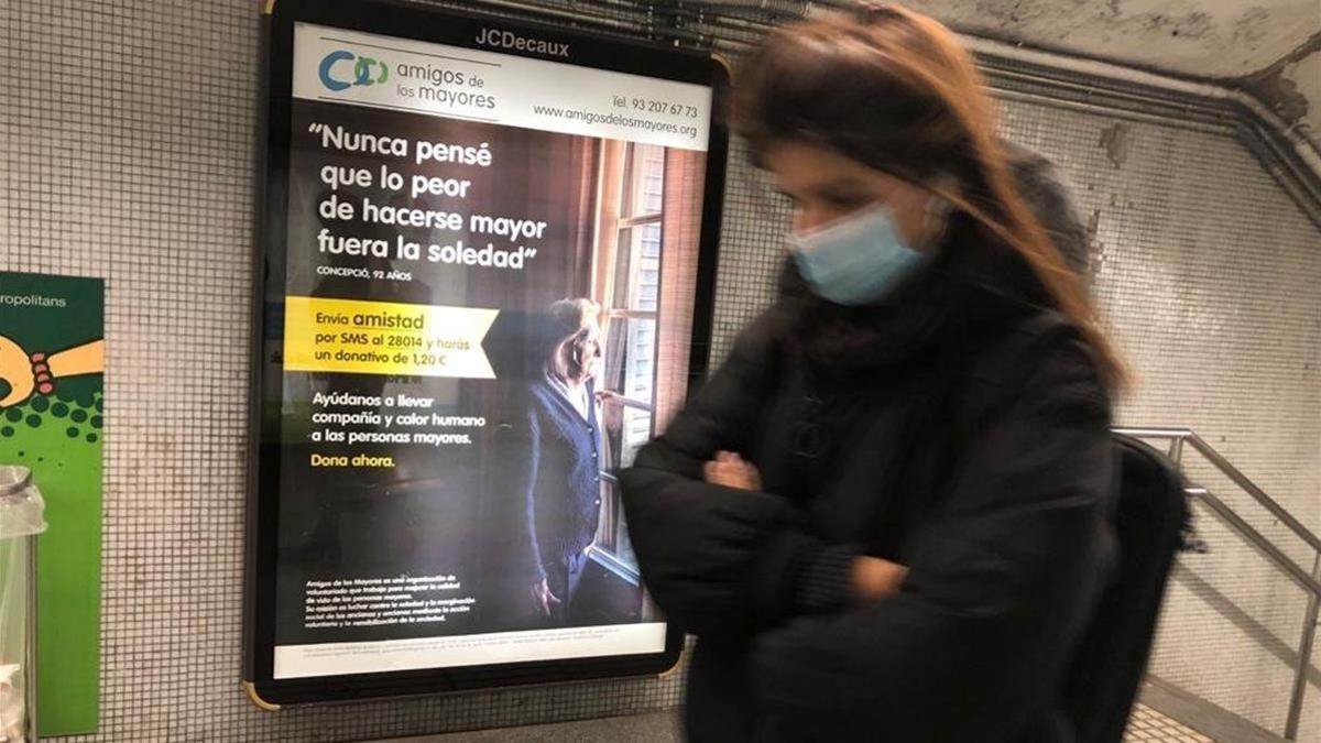 El anuncio de Amics de la Gent Gran en la estación de Tetuan, Barcelona.