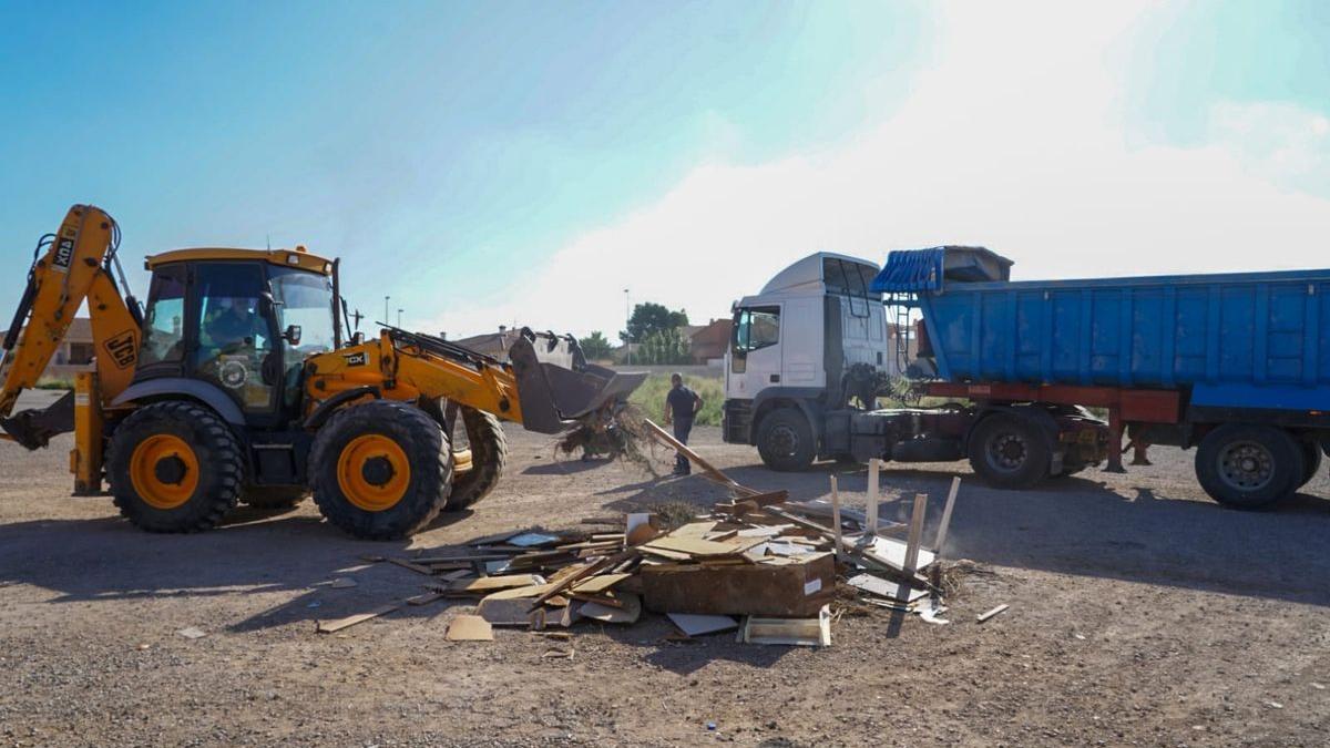 Recogen los muebles y maleza preparados en las hogueras desmanteladas