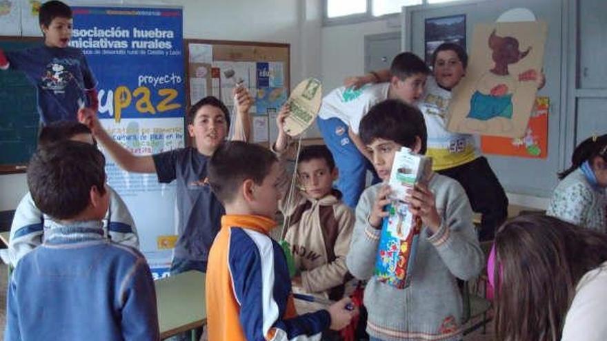 Niños participando en las actividades del programa Edupaz