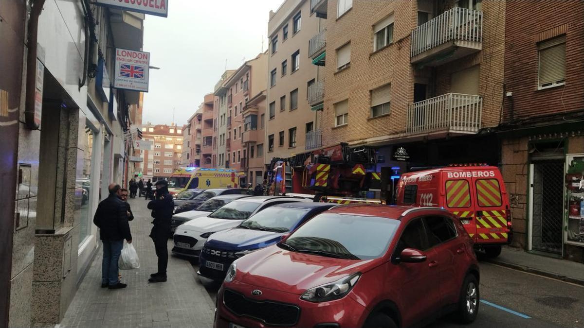 Actuación de bomberos y Policía Nacional en la calle Cardenal Mella de Zamora