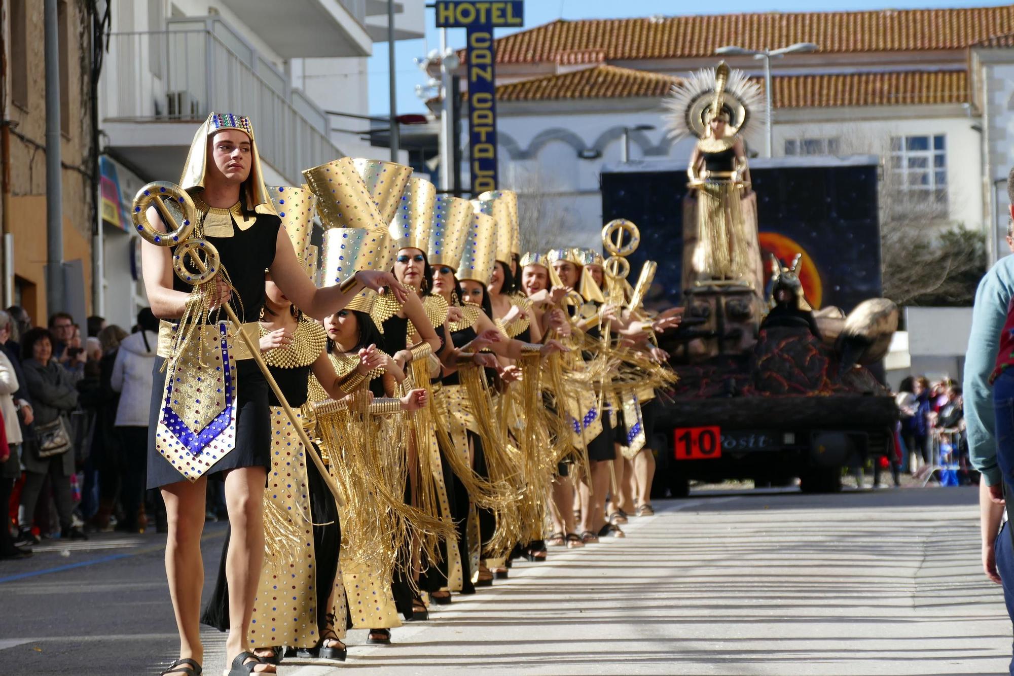 L'Escala s'acoloreix amb la rua de carnaval