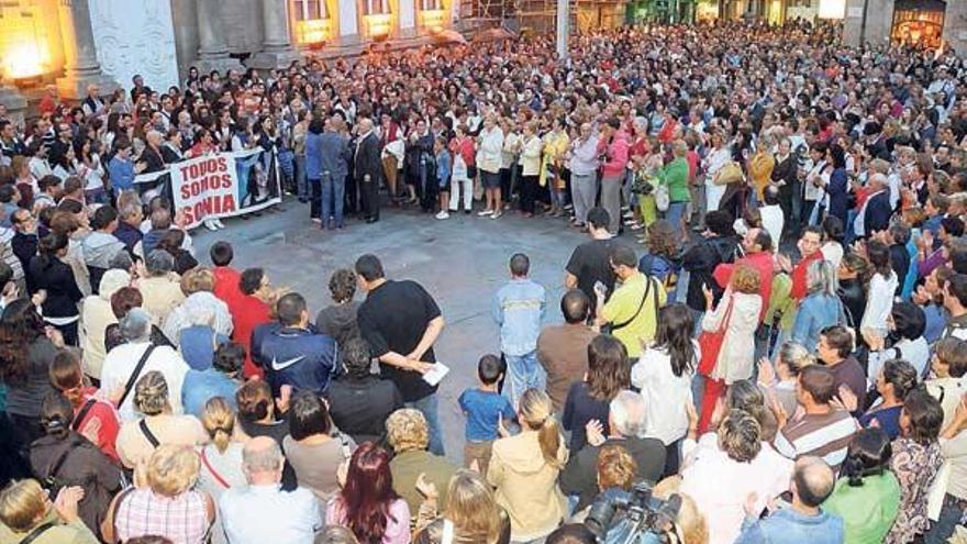 Unos 4.000 pontevedreses se sumaron en la plaza de España al acto de solidaridad con la familia de la mujer desaparecida.  // Rafa Vázquez