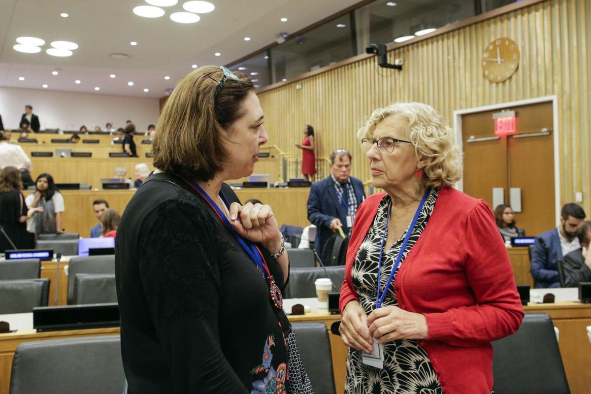 MIA33. NUEVA YORK (NY, EEUU), 16/07/2018.- La alcaldesa de Madrid, Manuela Carmena (d), habla con una delegada sin identificar durante su participación en un foro sobre Desarrollo Sostenible hoy, lunes 16 de julio de 2018, en la sede de la ONU, en Nueva York (EE.UU.). Líderes sociales y regionales participaron en el Foro de Alto Nivel sobre Desarrollo Sostenible de la Organización de las Naciones Unidas. EFE/Eduardo Muñoz Álvarez