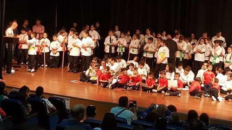 Entrega de diplomas y cinturones al Kung Fu Zen en el Salón Teatro