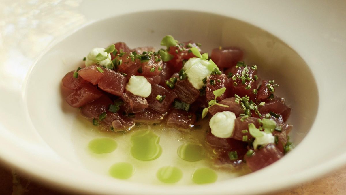 Tartar de atún con agua de tomate y mascarpone de albahaca del restaurante La Dama.