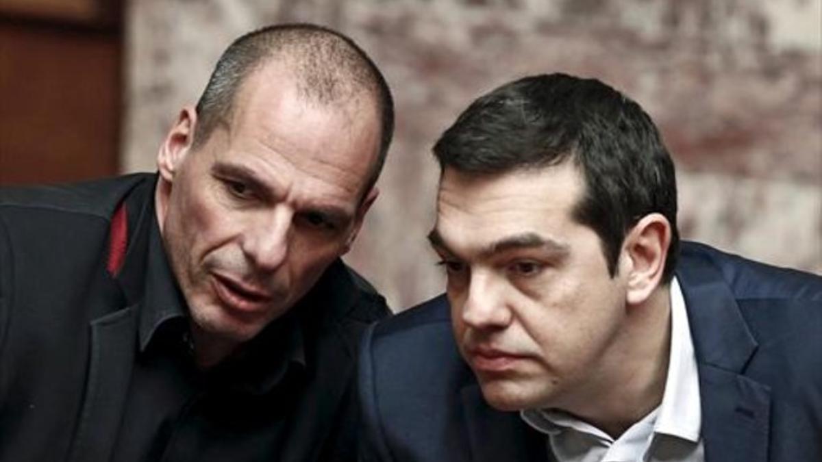 El primer ministro griego, Alexis Tsipras (derecha), y el exministro de Finanzas Yanis Varoufakis.