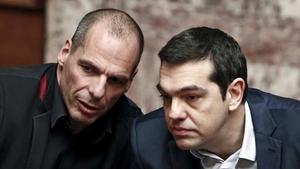 El primer ministro griego, Alexis Tsipras (derecha), y el exministro de Finanzas Yanis Varoufakis.