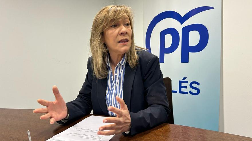 Esther Llamazares, durante la rueda de prensa en la sede del PP.