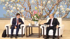 El president, Salvador Illa, junto al miembro del Buró Político del Comité Central del Partido Comunista, Yin Li.