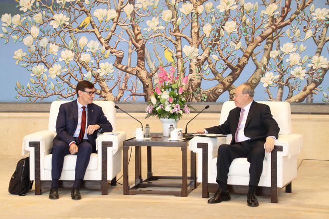El president, Salvador Illa, junto al miembro del Buró Político del Comité Central del Partido Comunista, Yin Li.