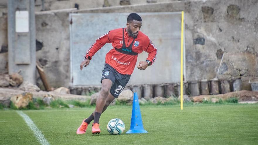 Shaq Moore sortea un cono en un entrenamiento del CD Tenerife.