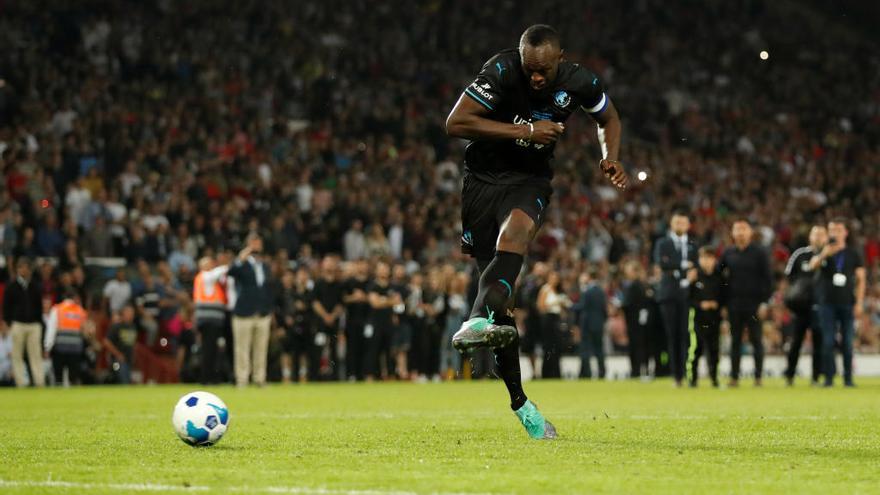 Bolt cumple su sueño en Old Trafford y marca de penalti