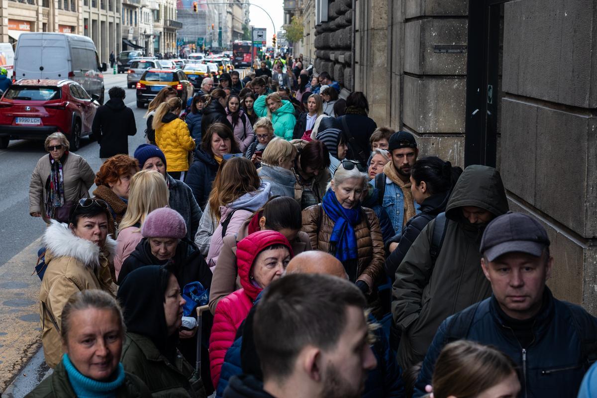 La Asociacion de ucranianos Djerelo que ayudan a los refugiados que están en Barcelona con alimentos, ropa, productos primera necesidad y lo hacen en vía Laietana 33 en el centro