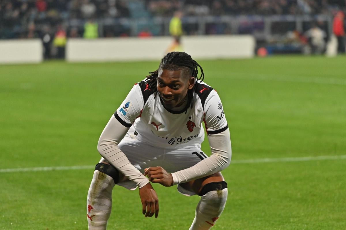 Rafael Leao celebra su gol ante el Cagliari en la Serie A
