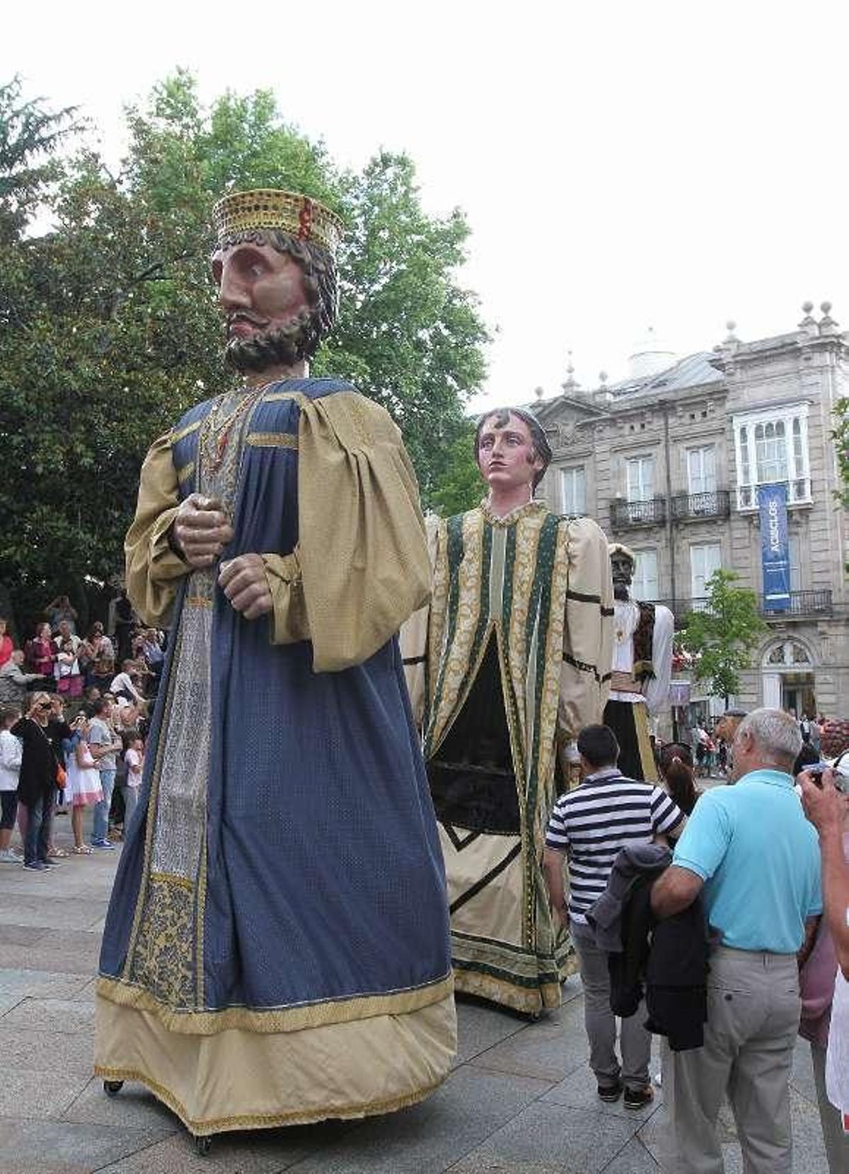 Ourense acoge con frialdad el primer desfile de gigantes, cabezudos y marionetas del Corpus