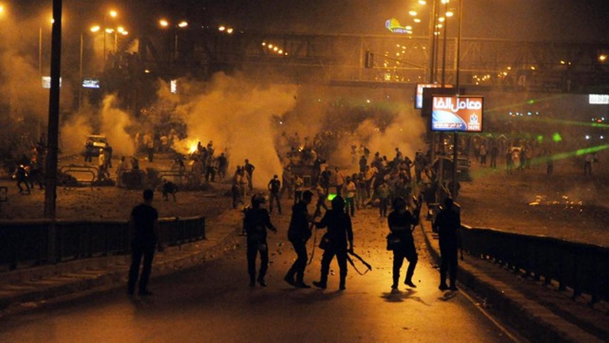 Seguidores de Mursi se enfrentan a la policía en El Cairo.