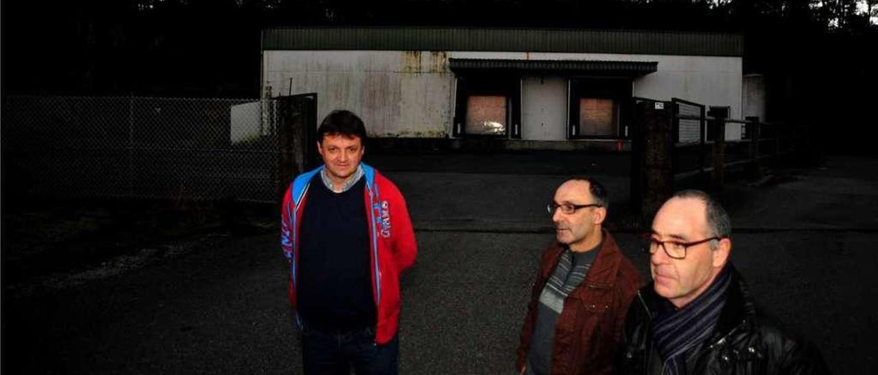 Comuneros de Sobrán, frente al matadero de Renza, en una imagen de archivo. // Iñaki Abella